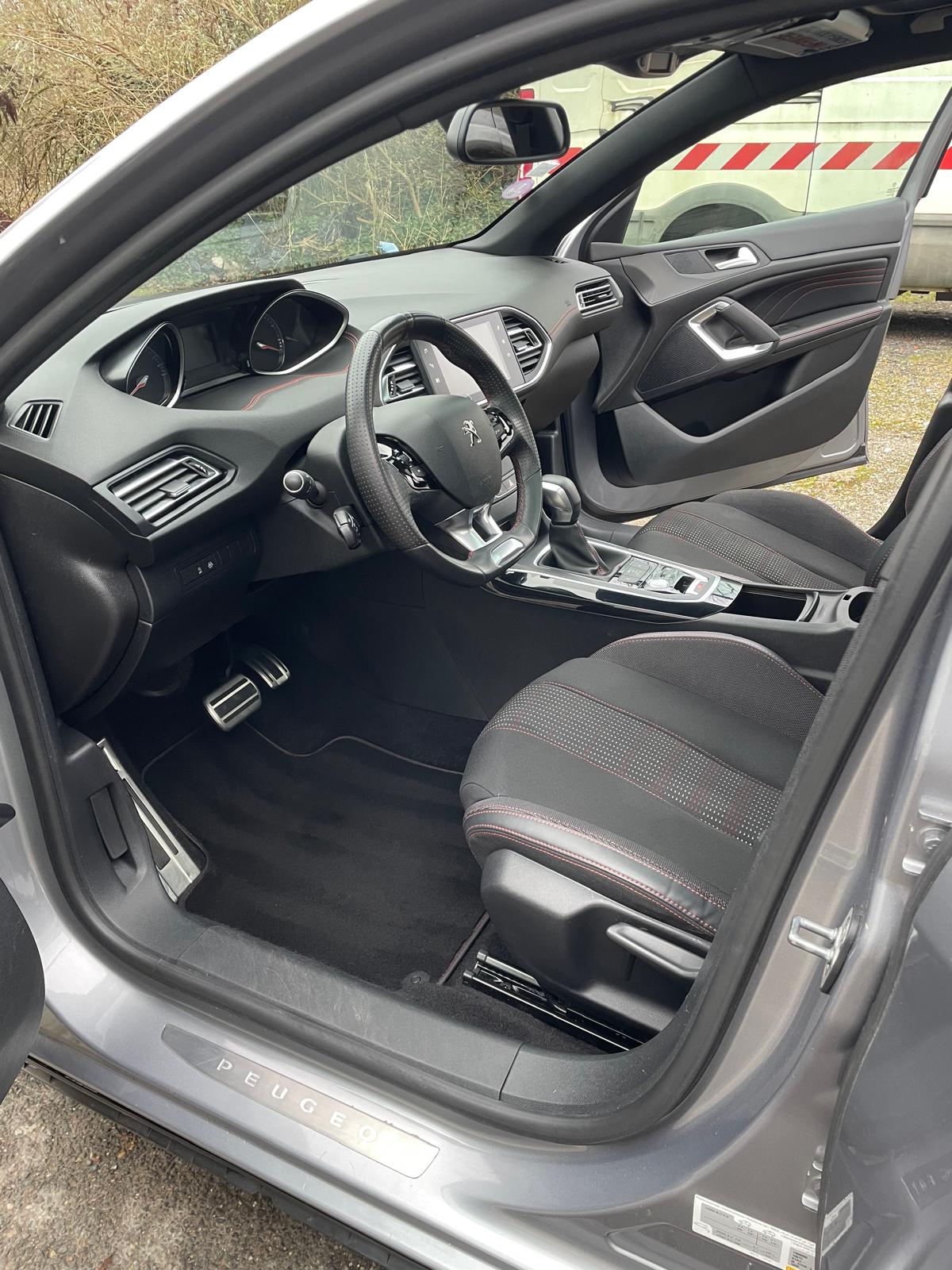 Après - Peugeot 308 - Nettoyage intérieur complet avec shampouinage professionnel