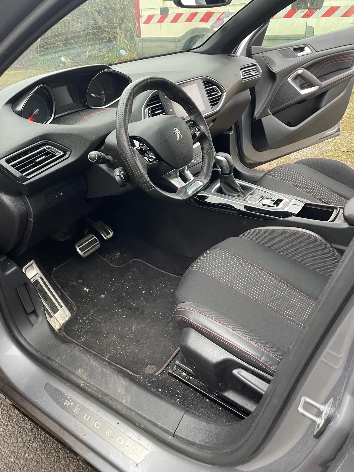 Avant - Peugeot 308 - Nettoyage intérieur complet avec shampouinage professionnel